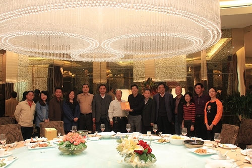 廣州市僑聯(lián)學(xué)習(xí)考察小組與陜西省僑聯(lián)、西安市僑聯(lián)合影留念。