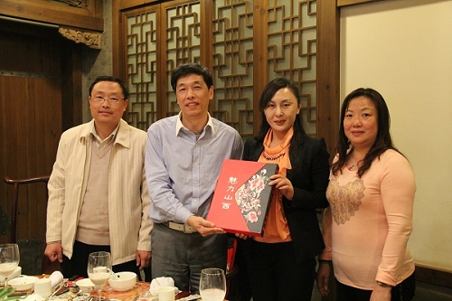 太原市僑聯(lián)李慧主席（右二）向廣州市僑聯(lián)孫穗君副主席（左二）贈(zèng)送紀(jì)念品。