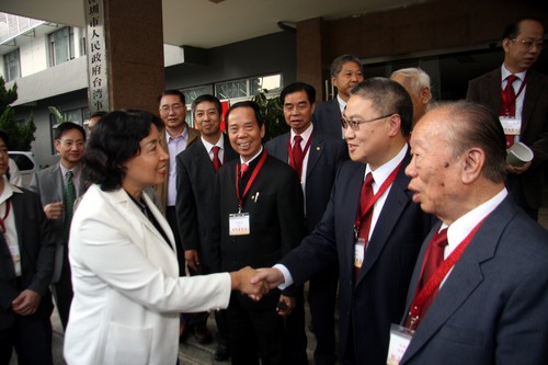 市委統(tǒng)戰(zhàn)部副部長、市僑聯主席孔愛玲（左一）歡迎來訪的香港旺角街坊會理事會主席梁華勝（右二）一行。李恩攝