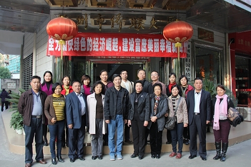 參加扶貧活動的同志在梅州市僑聯(lián)合影。