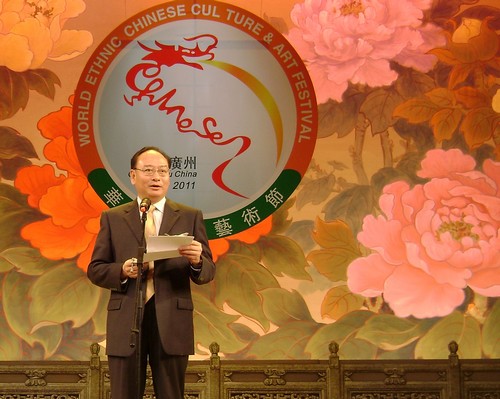 廣東省僑聯(lián)副主席區(qū)德強(qiáng)在開(kāi)幕式上致辭。