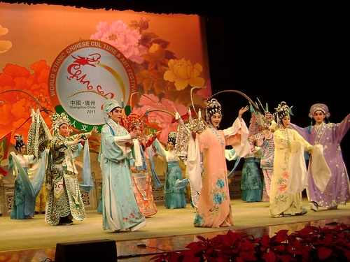 廣州粵劇團(tuán)表演的《南國(guó)紅豆竟芳菲》。