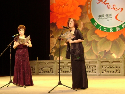 英國(guó)宋佩蓮、蘇潤(rùn)萍對(duì)唱《焚宇魂歸》。