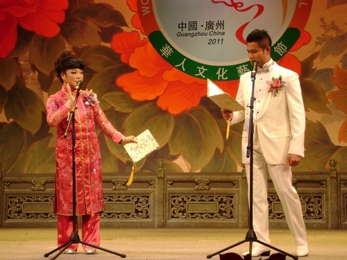 肇慶李秋元、美國(guó)李少芳對(duì)唱《鐵掌拒柔情》。