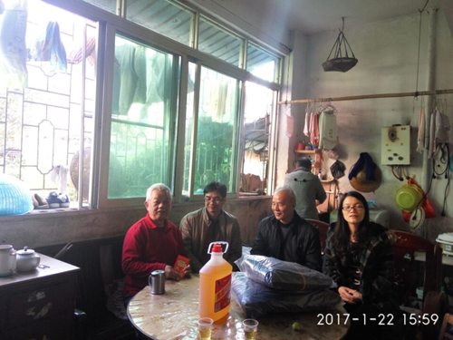 沈福強主席（左2）、陳劍勤副主席（右1）與老歸僑陳永發(fā)（左1）親切交談。