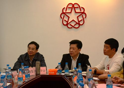 余主席認(rèn)真傾聽(tīng)各直屬團(tuán)體的工作匯報(bào)和意見(jiàn)建議。