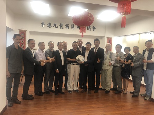 前排左起1、香港九龍同鄉(xiāng)會(huì)永遠(yuǎn)會(huì)長王昌耀，2、王錫廷，3、鄧榮賢，4、黃祥漢