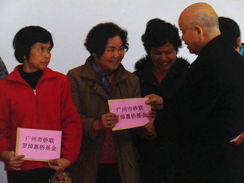 羅焯先生向受資助對象發(fā)放惠僑基金