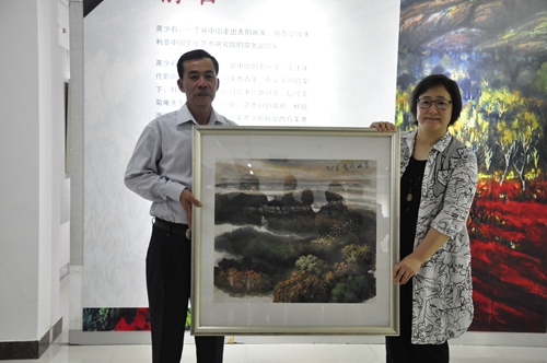 黃少石先生向中山市僑聯(lián)贈(zèng)送作品，梁冬曉副主席代表接受。
