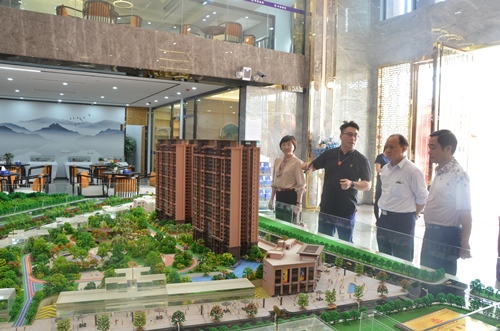 考察調(diào)研中房美苑項目建設(shè)及銷售情況_副本.jpg