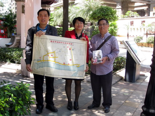開平市僑聯(lián)從招銘光先生（右一）手中接過地圖及叢書。