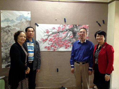開平市僑青會(huì)會(huì)員黃若初先生在家中作畫。