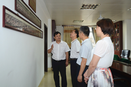 市僑聯(lián)主席黃志堅(jiān)（左一）向市地方志辦主任洪志勇（左二）等介紹僑聯(lián)基本情況