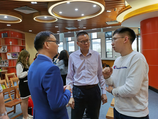 參加培訓(xùn)留學(xué)生與培訓(xùn)導(dǎo)師交流企業(yè)管理問(wèn)題_副本.jpg