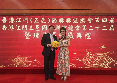 中山市僑聯(lián)副主席楊彪（左）代表市僑聯(lián)向香港江門五邑僑聯(lián)聯(lián)誼總會、香港江門五邑同鄉(xiāng)聯(lián)誼會致送紀(jì)念品。