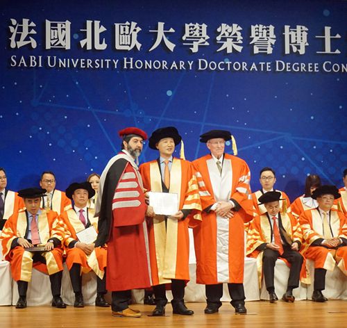 阮建昆先生（中）獲法國北歐大學創(chuàng)辦人兼總裁ADLAN PARASA博士（右），資深學術委員會成員GARY ROBINSON 博士（左）頒授榮譽博士證書。