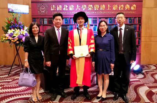 廣東省僑聯(lián)副主席、中山市僑聯(lián)主席余志勇（右二）、中山市僑聯(lián)副調研員鄭雪英（左二）等到頒獎現(xiàn)場祝賀并與阮建昆先生（中）合影留念。