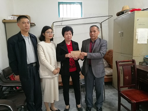 左起 陳寮村民政干部、曲溪鎮(zhèn)僑聯(lián)干部羅沛賢、南僑機(jī)工遺屬吳淑云、區(qū)僑聯(lián)主席袁奕江