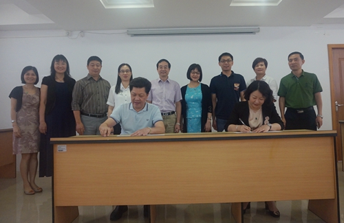 余志勇主席與謝惠蓉主席簽訂締結(jié)友好僑聯(lián)協(xié)議書(shū)。