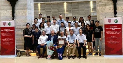 參加夏書章教授頒授哈佛大學資深校友榮譽獎紀念典禮的嘉賓代表合影。
