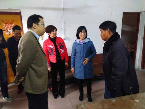 吳少姬慰問困難僑胞盧福湖 