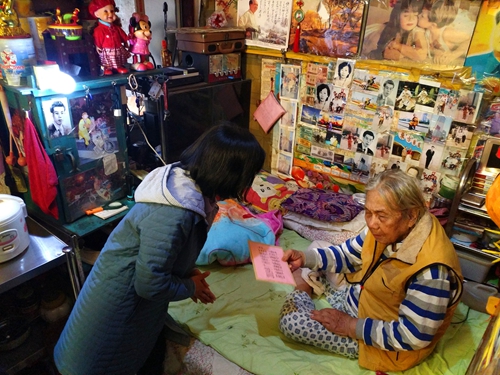 吳少姬慰問困難僑胞鄧森