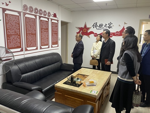 察看廣寧縣“僑胞之家”_副本.jpg