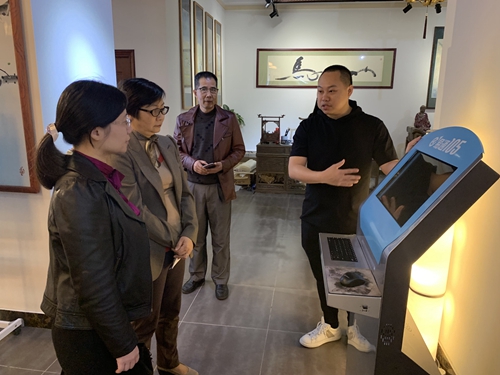 梁瑞冰主席在廣州秀麗韓生物科技有限公司了解產(chǎn)品