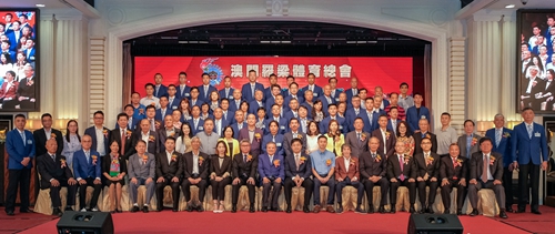 嘉賓和澳門羅梁體育總會全體理監(jiān)事合影。