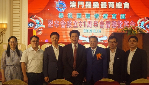 省僑聯(lián)副主席、市僑聯(lián)主席余志勇，市僑聯(lián)副調(diào)研員鄭雪英與市僑聯(lián)顧問、澳門羅梁體育體育總會會長馮小龍等合影。