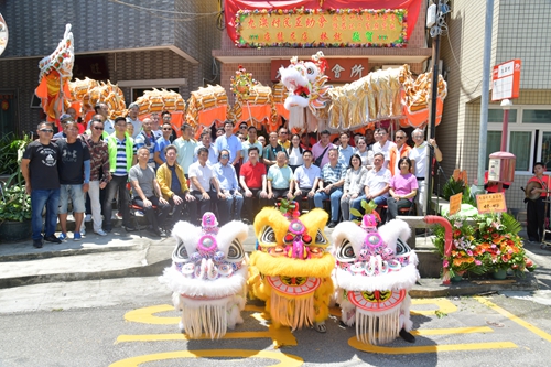 嘉賓和澳門九澳村民互助會(huì)成員在會(huì)址前合影。