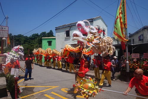 當(dāng)天金龍起舞、醒獅跳躍，平時(shí)安靜的九澳村顯得熱鬧非凡。當(dāng)天金龍起舞、醒獅跳躍，平時(shí)安靜的九澳村顯得熱鬧非凡。