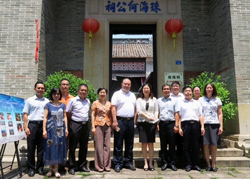 領導嘉賓到沙灣社區(qū)參觀