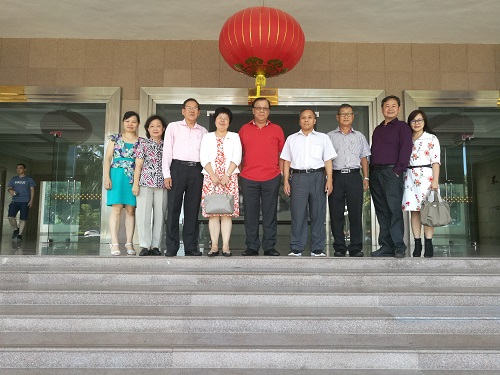 中：張吉平；左3：馬來西亞河婆同鄉(xiāng)會(huì)聯(lián)合總會(huì)秘書長(zhǎng)黃源清；左4：郭蘇丹；右2：馬來西亞河婆同鄉(xiāng)會(huì)聯(lián)合總會(huì)青年團(tuán)副總團(tuán)長(zhǎng)蔡明洧；右3：馬來西亞河婆同鄉(xiāng)會(huì)聯(lián)合總會(huì)前秘書長(zhǎng)李港；右4：袁奕江