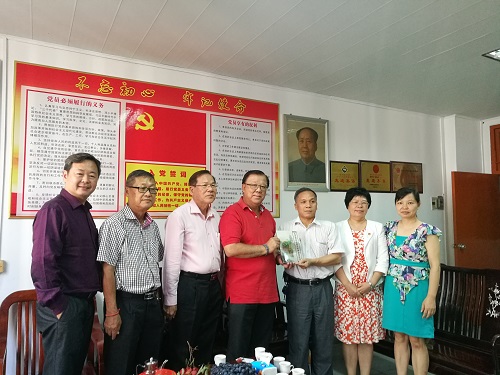左起1蔡明洧, 2李港 ,3黃源清 ,4張吉平 ,5袁奕江 ,6郭蘇丹, 7揭東區(qū)僑聯(lián)副主席蔡礎(chǔ)靈