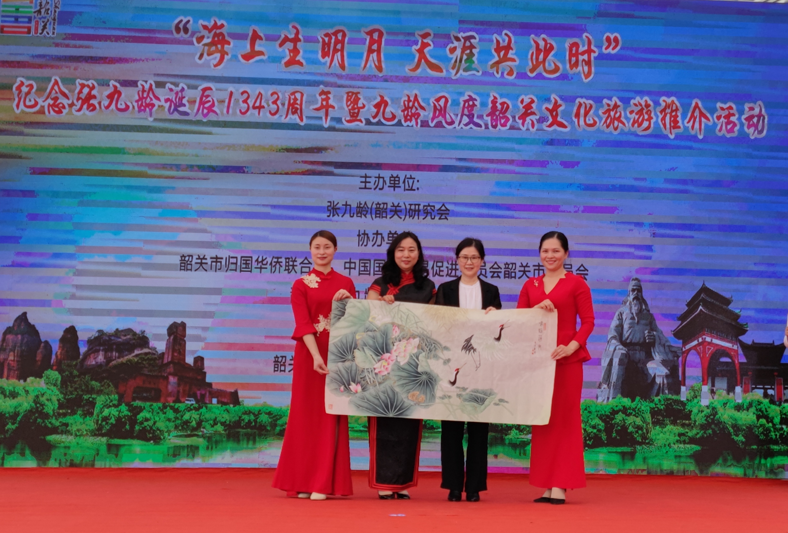 張熱云女士向市僑聯(lián)贈(zèng)畫.jpg