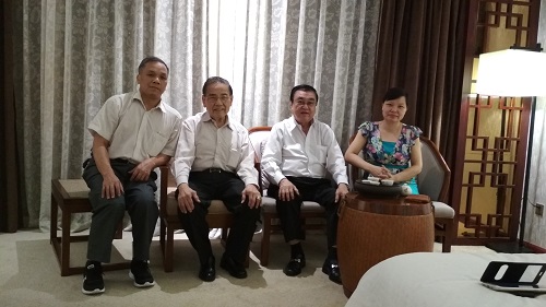 左起：1袁奕江，2蕭俊杰，3黃迨光，4揭東區(qū)僑聯(lián)副主席蔡礎(chǔ)靈