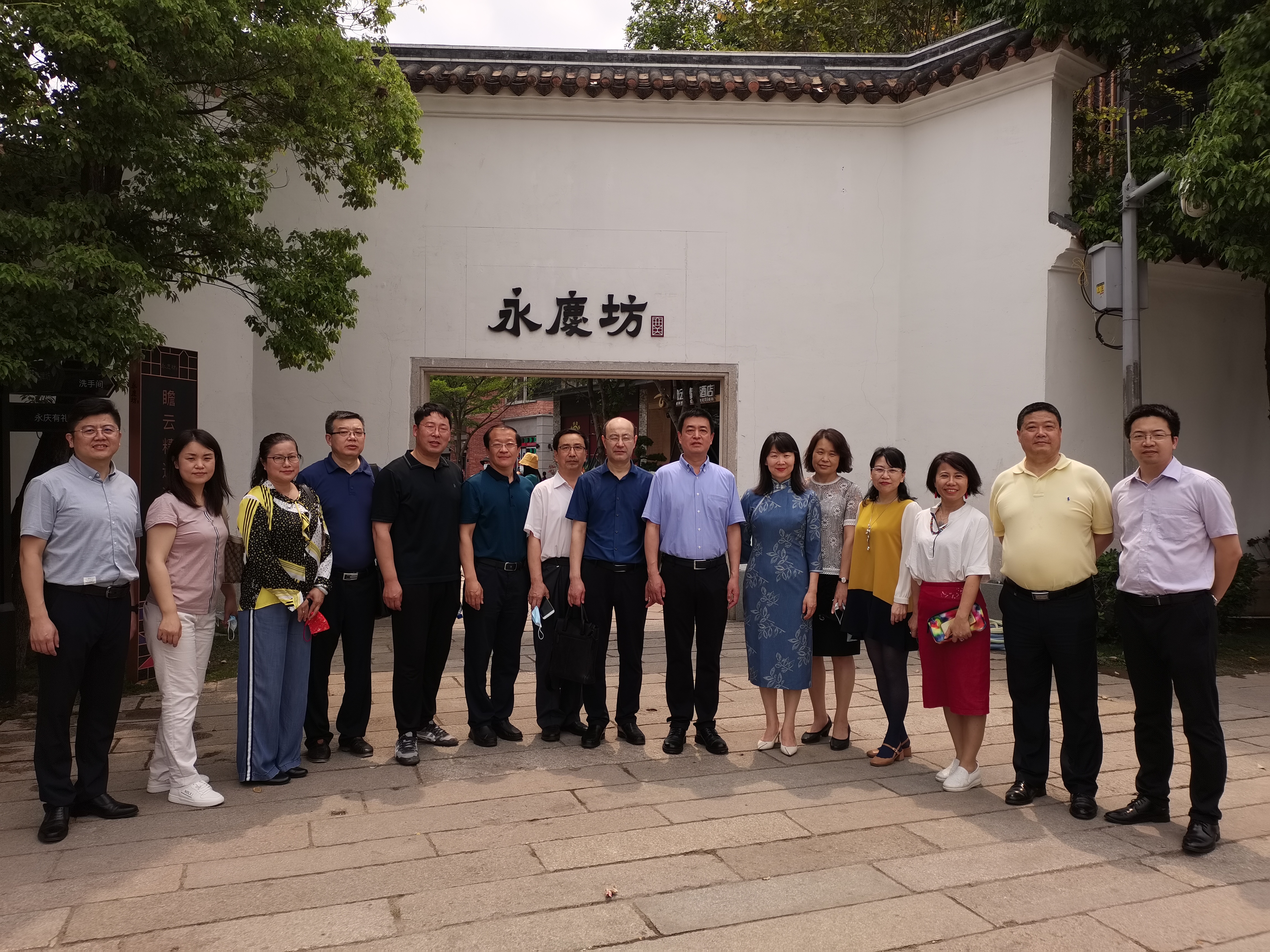 青島市僑聯(lián)一行參觀永慶坊并與市區(qū)僑聯(lián)領(lǐng)導(dǎo)合影.jpg