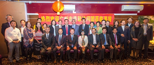 廣州市僑聯(lián)代表團(tuán)和英國僑胞一起合影