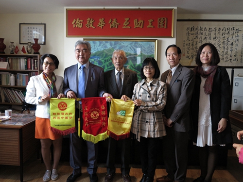與倫敦華僑互助工團(tuán)交換錦旗