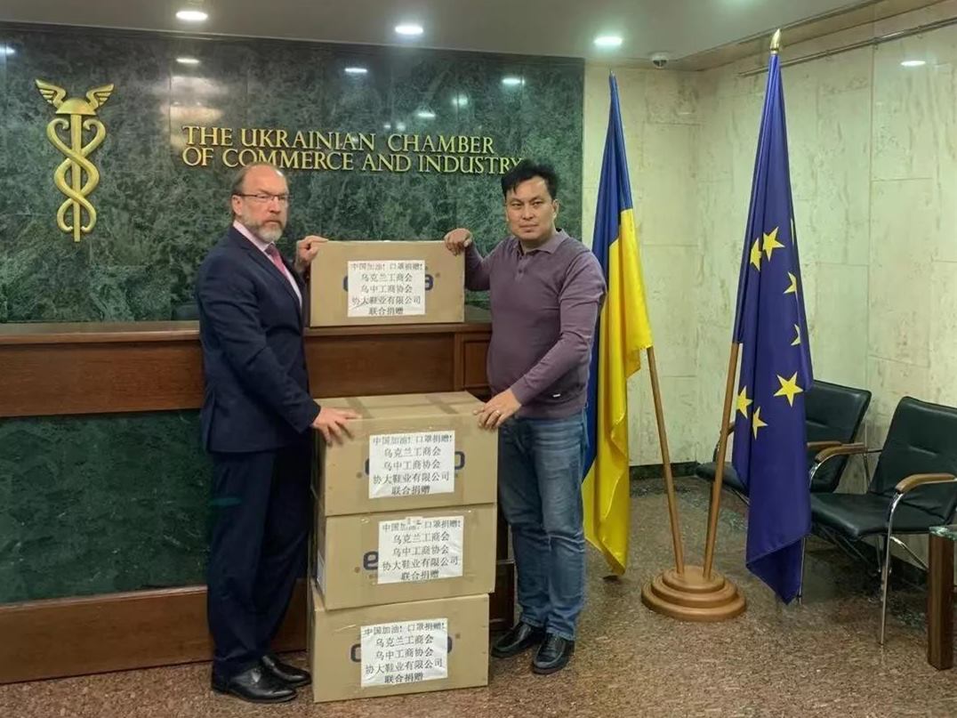 烏克蘭國家工業(yè)商業(yè)商會(huì)主席奇日科夫、烏克蘭中國工業(yè)商業(yè)協(xié)會(huì)執(zhí)行會(huì)長郭鵬翔助力采購醫(yī)用口罩。.jpg