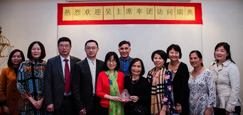 瑞典瑞京華人協(xié)會榮譽(yù)會長、瑞京中文學(xué)校校董楊麗然（右五）向廣州市僑聯(lián)代表團(tuán)贈送紀(jì)念品，左四是中國駐瑞典大使館領(lǐng)事部主任王昌寧，左三是瑞京華人協(xié)會會長、中國僑聯(lián)海外委員柳少惠
