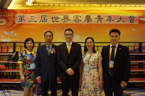 廣東省僑聯(lián)主席程學(xué)源、副主席戴文威，中山市僑聯(lián)副研員鄭雪英，中山市僑聯(lián)顧問(wèn)、澳門(mén)神灣同鄉(xiāng)會(huì)會(huì)長(zhǎng)梁冠峰等在活動(dòng)上合影。