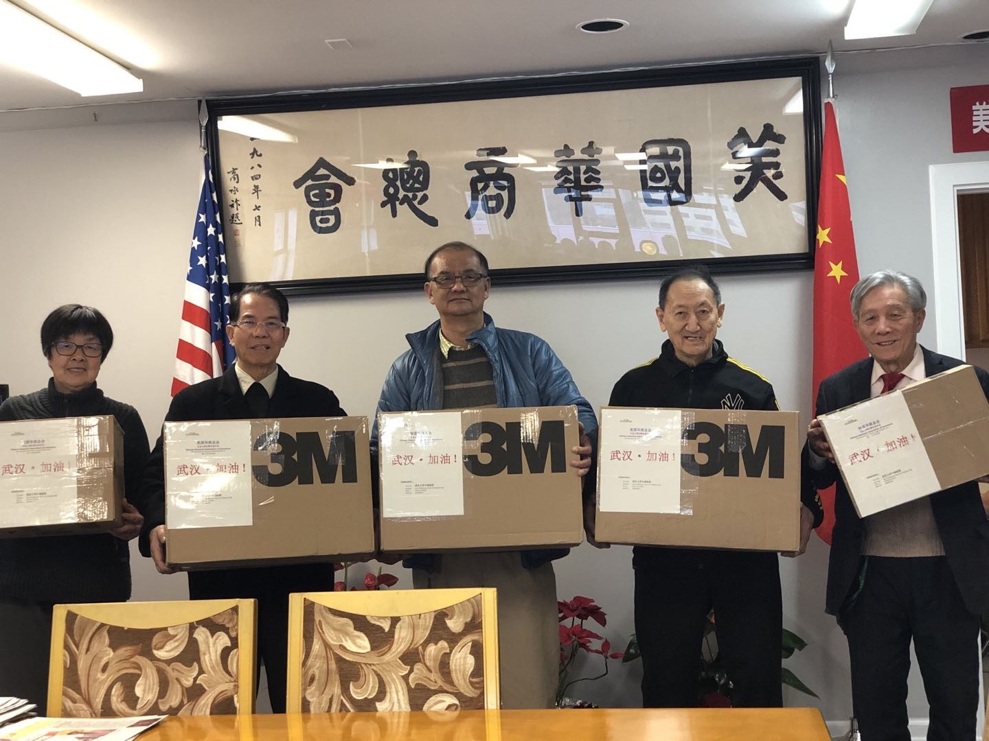 美國(guó)華商總會(huì)募集資金購(gòu)置一批醫(yī)用防護(hù)口罩.jpg