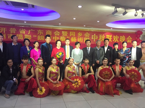 “親情中華”南非中秋聯(lián)歡晚會嘉賓與藝術(shù)團演員合影留念