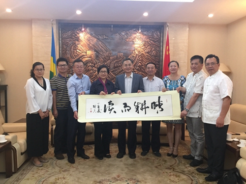 梁瑞冰主席與我國駐盧旺達大使館大使饒宏偉（中）及當?shù)貎S胞合影
