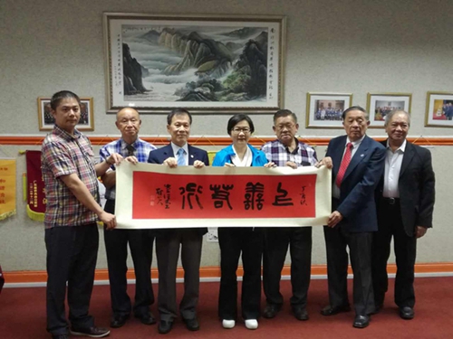 梁瑞冰主席向南非百年僑社贈送字畫并合影留念