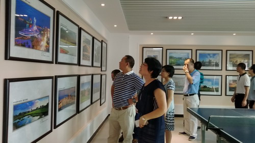 參觀僑情展覽室攝影展區(qū)。