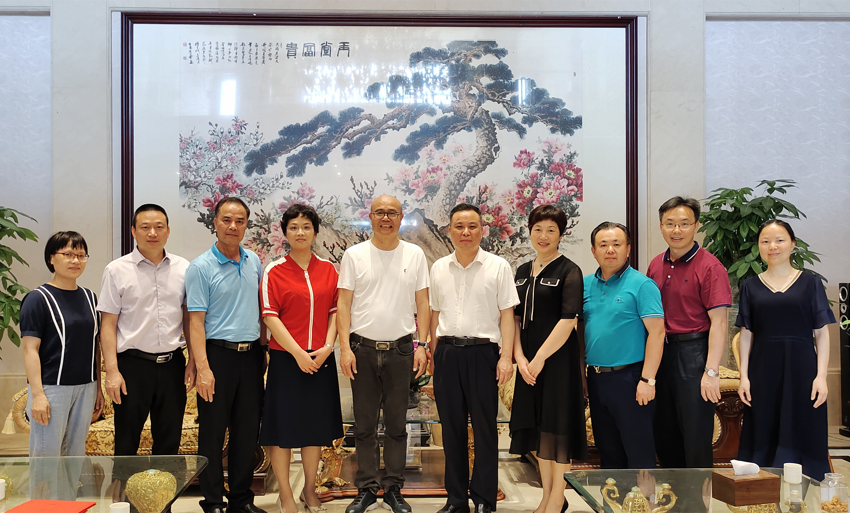 范偉先生（左5）與市僑聯(lián)班子及梅縣區(qū)、興寧市、平遠(yuǎn)縣僑聯(lián)一行合影.jpg