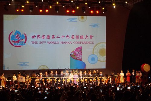 全國政協(xié)副主席李海峰、全國政協(xié)副主席梁振英、香港特別行政區(qū)行政長官林鄭月娥、外交部駐港特派員公署特派員謝鋒、中央政府駐港聯(lián)絡(luò)辦副主任何靖、國務(wù)院僑務(wù)辦公室副主任郭軍、中國僑聯(lián)副主席李卓彬等主禮嘉賓為開幕式剪彩。